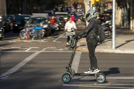 La DGT introducirá el uso obligatorio del casco para conducir patinete 