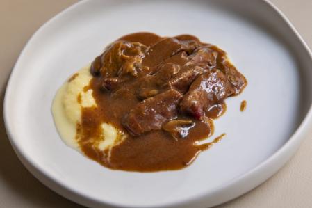 PLATOS DEL RESTAURANTE INCORRECTE. FRICANDO DE VACA MADURADA.