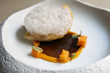 PLATOS DEL RESTAURANTE INCORRECTE. CALLOS DE TRIPA DE BACALAO CON CAP I POTA Y CONSOMÉ DE GARBANZOS