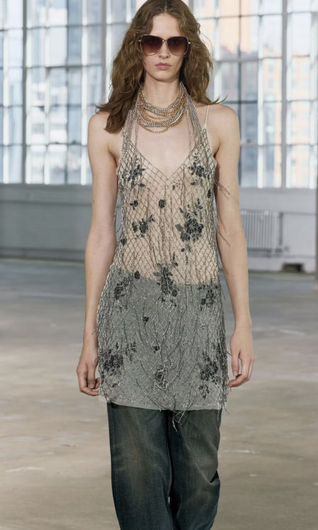 Vestido con transparencias y abalorios de Zara