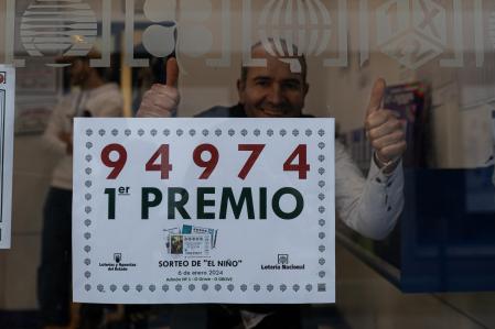 Agraciados con el ‘Primer Premio’ del Sorteo Extraordinario de El Niño 2024 correspondiente al número 94974 celebra su suerte en la administración, a 6 de enero de 2024, en O Grove, Pontevedra, Galicia (España). El Sorteo de la Lotería del Niño se celebra en el Salón de Loterías y Apuestas del Estado mediante un sistema de bombos múltiples. Cuenta con una emisión de 55 series de 100.000 billetes cada una, que alcanza los 1.100 millones de euros, destinando el 70%, es decir, 770 millones de euros, a premios.
