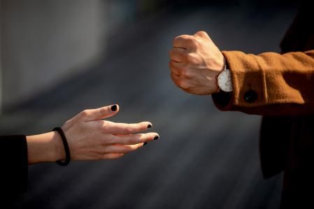 FOTO ALEX GARCIA TENDENCIAS POLITICAS DE LOS JOVENES. LOS CHICOS SE DECLARAN MAS DE DERECHAS Y LAS CHICAS SIMPATIZAN MAS CON LA IZQUIERDA. EN LA FOTO IRENE Y JOSEP. SON PAREJA. ELLA DICE SER DE IZQUIERDAS Y JOSEP RECONOCE QUE AHORA ESTA MAS PROXIMO IDEOLOGICAMENTE DE LA DERECHA 2024/02/29