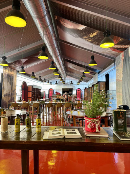 Interior de la cafetería de la Almazara.