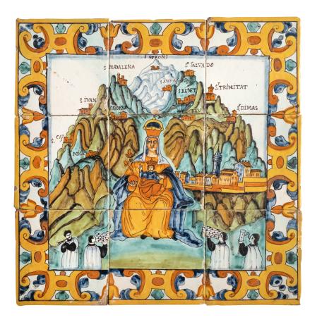 Plafón cerámico de finales del siglo XVII con La Moreneta y elementos de Montserrat como la escolanía, el monasterio y el nombre de las ermitas.