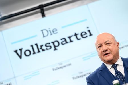 Vienna (Austria), 05/01/2025.- Interim OeVP chairman Christian Stocker speaks to the press after an Austrian People's Party (OeVP) meeting following the announcement of the resignation of Austrian Chancellor Nehammer, in Vienna, Austria, 05 January 2025. Austrian Chancellor Karl Nehammer announced his resignation after coalition talks between Austrian People's Party (OeVP) and the Social Democrats (SPOe) parties collapsed. (Viena) EFE/EPA/MAX SLOVENCIK