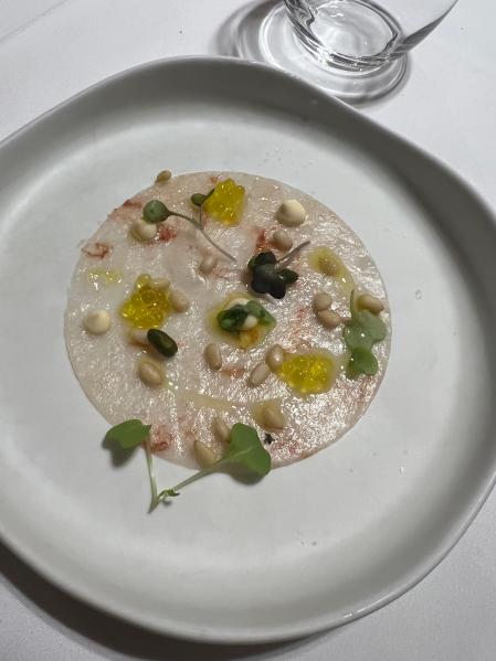 Uno de los nuevos platos del Celler d'en Toni: carpaccio de gambas con piñones y gotas cítricas