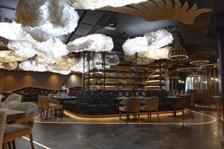 El restaurante Unnic, en el complejo que incluye casino y discoteca, está decorada a partir de la leyenda de que el Arca de Noé atracó en Andorra