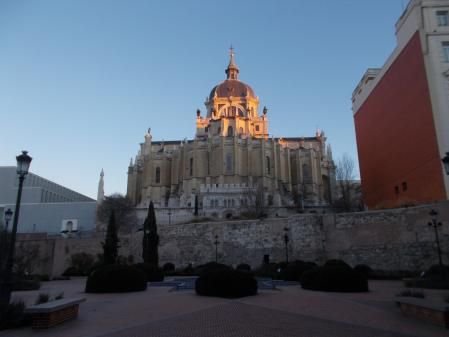 Muralla árabe con la catedral de la Almudena al fondo.