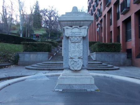 Fuente de la II República al pie de la Cuesta de los Ciegos.