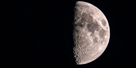 La luna creciente vista desde Vic.