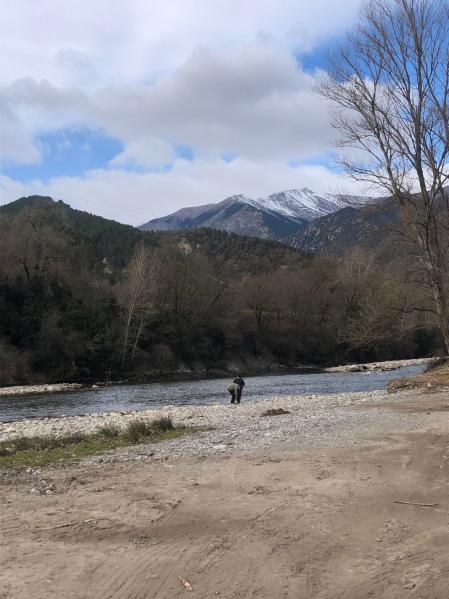 Montañas con nieve en su cima y río en Campo.