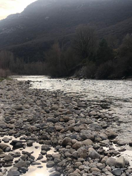 Nueva vista del río Ésera con las montañas de fondo.