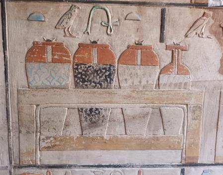 Una sección del mural representa varios contenedores del antiguo Egipto
