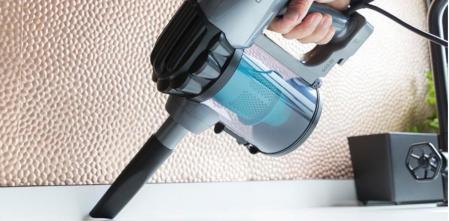 Es un aspirador 2 en 1, ya que puede usarse también como aspirador de mano