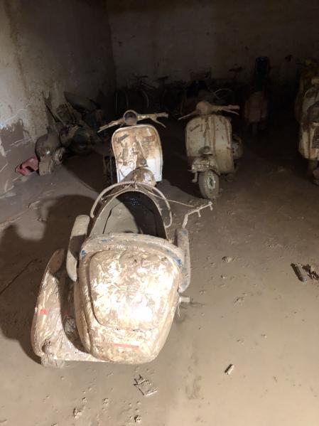 Imagen de las vespas en el interior del garaje