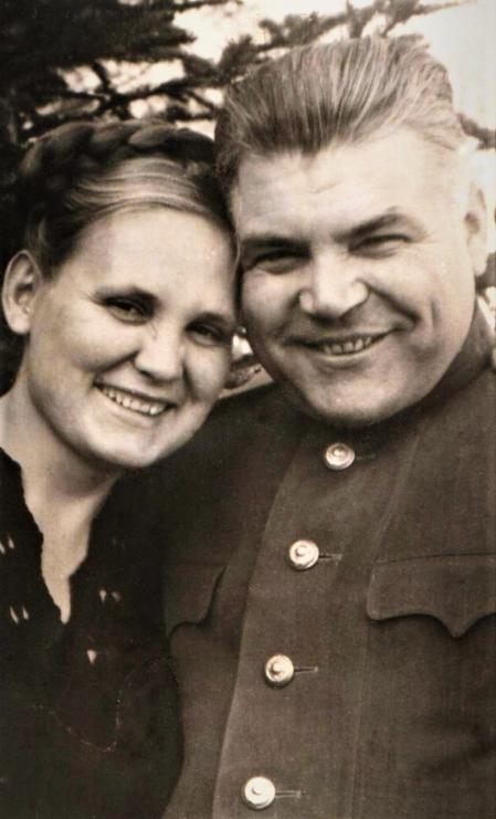 Rodión Malinovski con su esposa Raísa en 1945