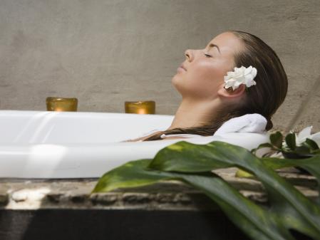 No hacer ejercicios muy tarde y darse un baño caliente y relajante para un sueño reparador