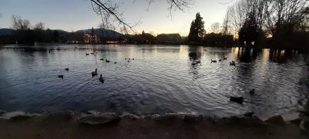 El sereno atardecer del lago de Puigcerdà.