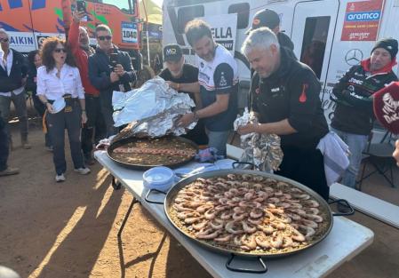 Varios equipos juntos compartiendo el arroz