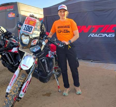 Sandra Gómez, con su moto Fantic, en el vivac del Dakar 2025