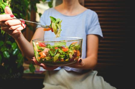 Concepto de alimentación limpia, dieta y comida vegana.
