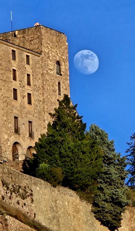 La luna llena del castillo de Cardona.