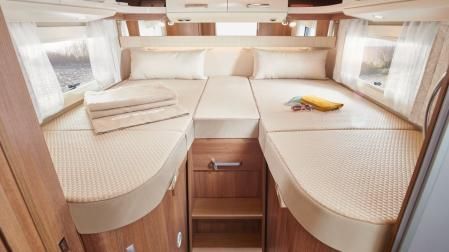 En la parte posterior monta dos camas gemelas&nbsp;