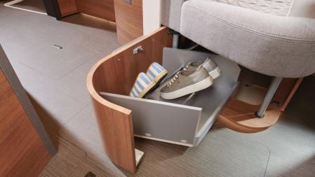 Esta autocaravana dispone de compartimentos funcionales, como este zapatero&nbsp;