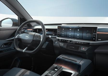 En el centro del salpicadero hay una pantalla de 16 pulgadas para manejar el sistema de infoentretenimiento