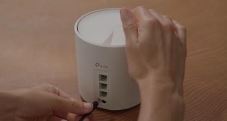 Solo debes darle energía y conectarlo al router de tu operadora