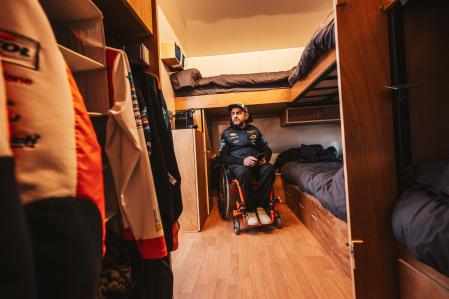 La autocaravana de Isidre Esteve está preparada para ofrecer las máximas facilidades al piloto del equipo Repsol Honda