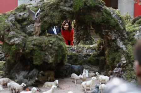 MADRID, 29/11/2024.- La presidenta de la Comunidad de Madrid, Isabel Díaz Ayuso, inaugura el tradicional Belén de la Real Casa de Correos, realizado por la Asociación de Belenistas de Madrid. EFE/ Rodrigo Jimenez