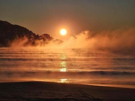 Humo ártico al amanecer en la bahía de Roses.