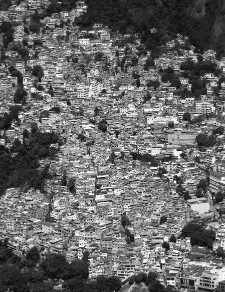 Un barrio, un mapa: ‘Vista sobre Vidigal, Rio, 2013’, foto del barrio que se extiende del monte Dois Irmãos hasta el mar