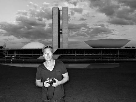 El fotógrafo Olaf Heine fotografiado en Brasilia