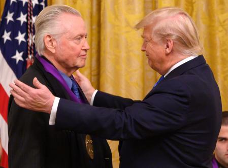Trump otorga a Jon Voight  la Medalla Nacional de Artes y la Medalla Nacional de Humanidades (2019)