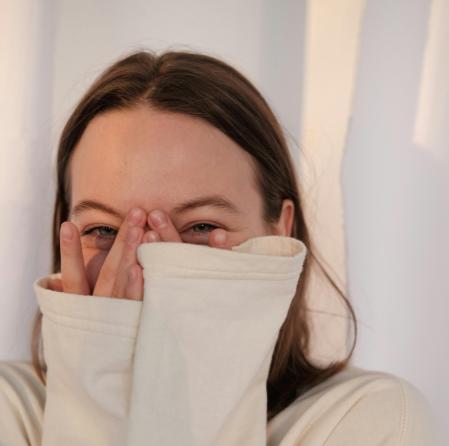 Una sonrisa tímida, mirada intensa o incluso una inclinación de cabeza pueden decir mucho.