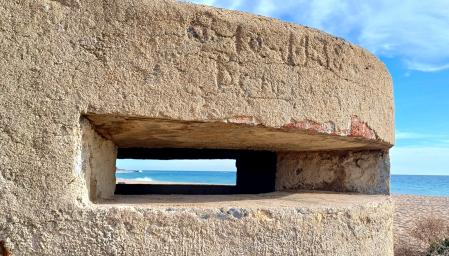 Detalle del búnker de la playa de Santa Susanna.