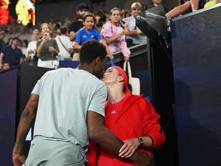 Gaël Monfils y Elina Svitolina se besan a pie de pista, este sábado en Melbourne
