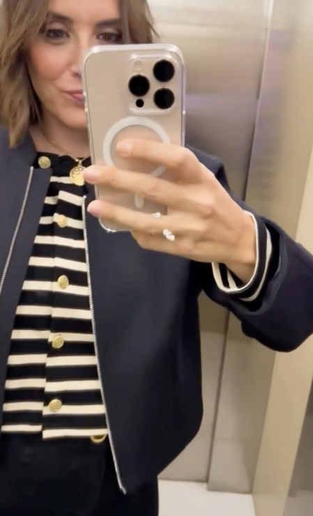 Detalle del look casual y chic de Tamara Falcó