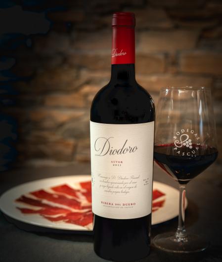 Diodoro Autor con un plato de jamón