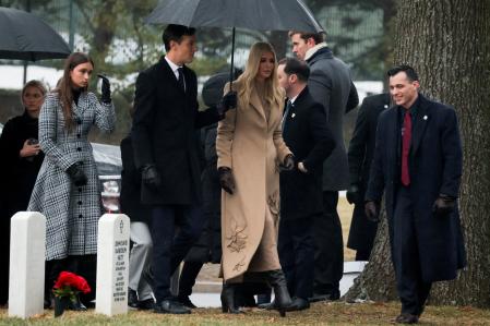 Ivanka Trump con el abrigo cámel de Oscar de la Renta en la visita a la tumba del Soldado Desconocido