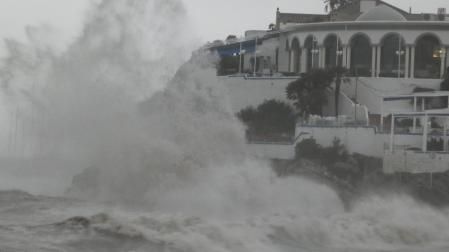 Olas gigantes en Les Casetes de Garraf.