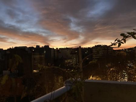 El crepúsculo visto desde el balcón de casa, en Barcelona.