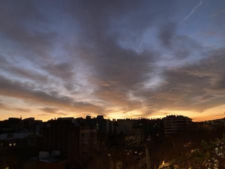 El crepúsculo visto desde el balcón de casa, en Barcelona.