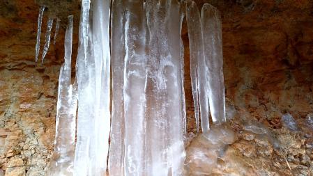 Carámbanos entre la sequía en el pantano de la Llosa del Cavall.