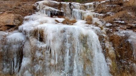 Carámbanos entre la sequía en el pantano de la Llosa del Cavall.