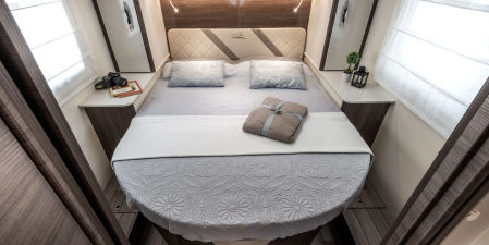 Interior de una autocaravana McLouis