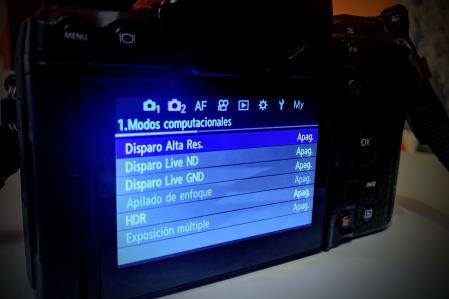 Una cámara profesional de OM System con funciones de fotografía computacional que respetan la fidelidad de la imagen.