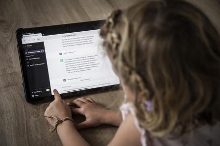 Niña con pantalla y Chat GPT&nbsp;